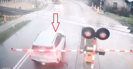 Wjechała BMW na przejazd kolejowy. Surowa kara