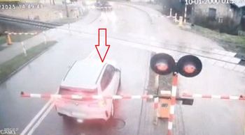 Wjechała BMW na przejazd kolejowy. Surowa kara