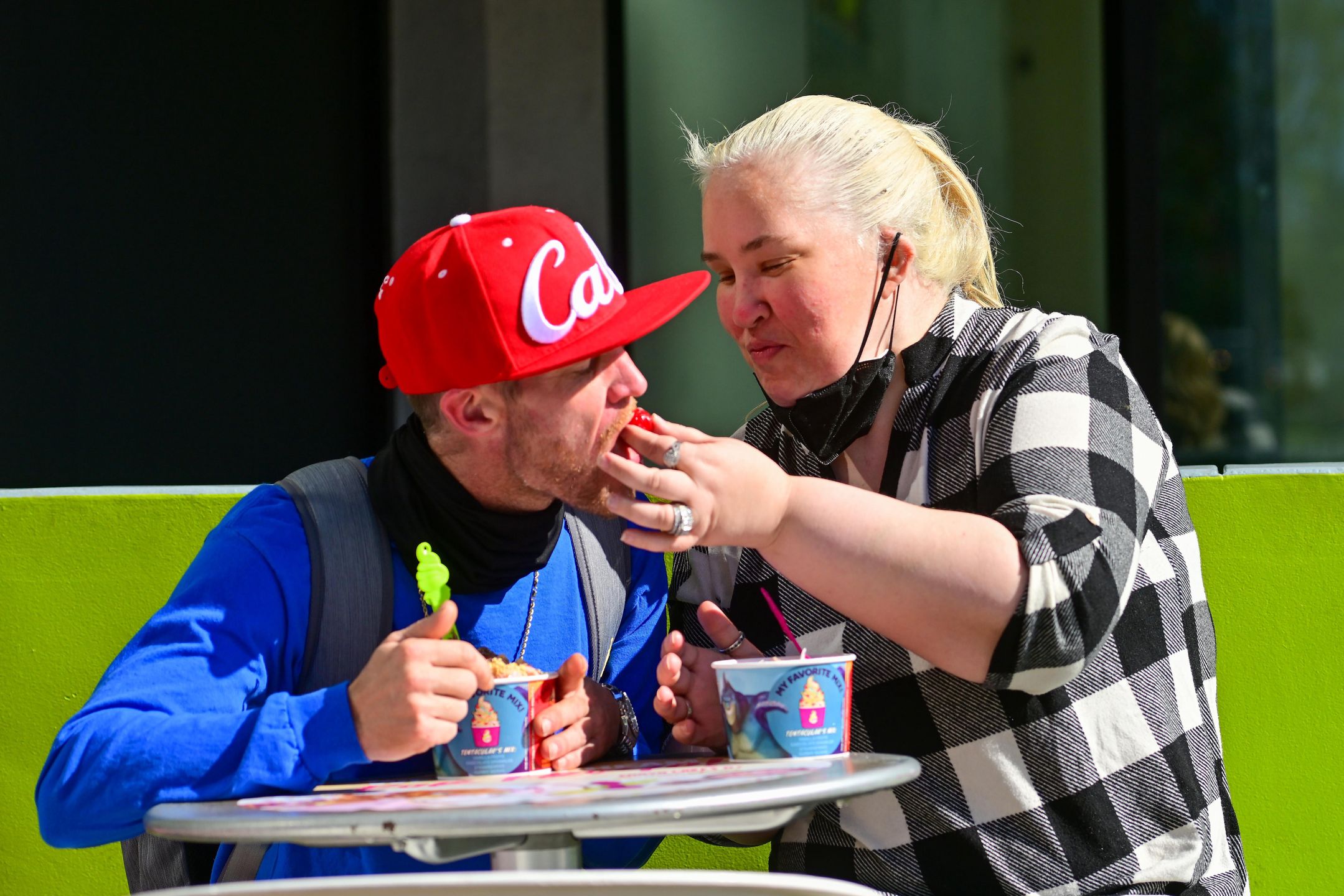 Mama June czule karmi swojego CHŁOPAKA KRYMINALISTĘ i jeździ z nim na karuzeli