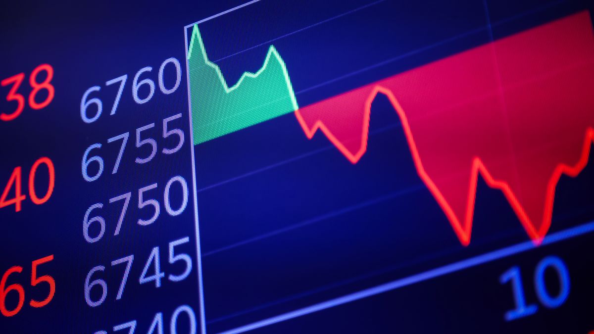 An S&P 500 chart displayed during the Alliance Laundry Holdings Inc. initial public offering (IPO) on the floor of the New York Stock Exchange (NYSE) in New York, US, on Thursday, Oct. 9, 2025. Alliance Laundry Holdings Inc. and its private equity owner raised $826.3 million in an initial public offering, pricing the shares at $22 each, the top of a marketed range. Photographer: Michael Nagle/Bloomberg via Getty Images