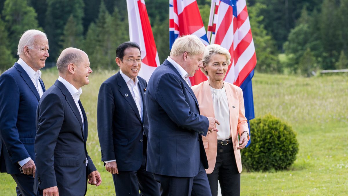 Na zdjęciu przedstawiciele państw G7: Ursula von der Leyen, Boris Johnson, Joe Biden, Olaf Scholz, Fumio Kishida na tle flag państw G7