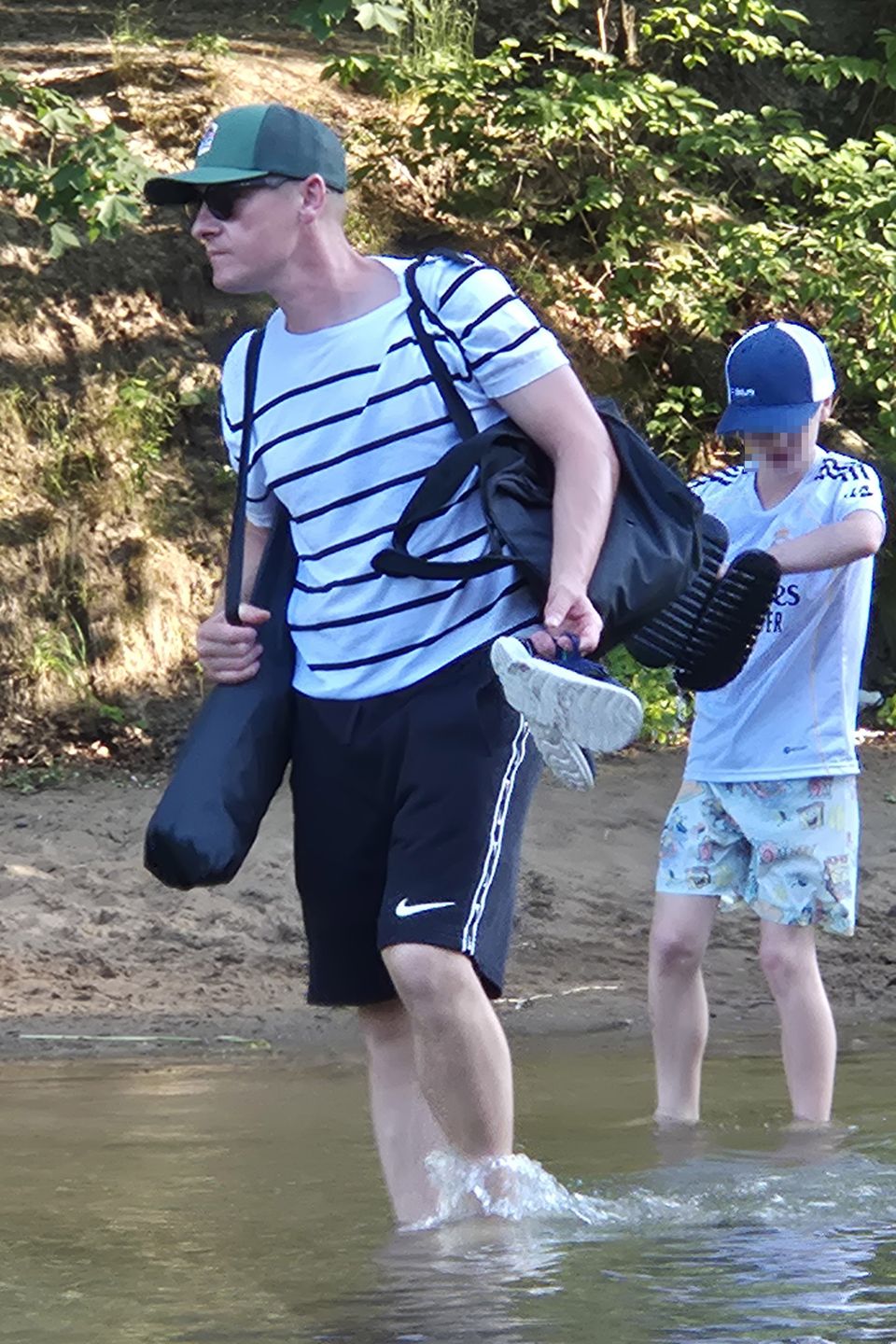 Marcin Mroczek zabrał synów nad rzekę
