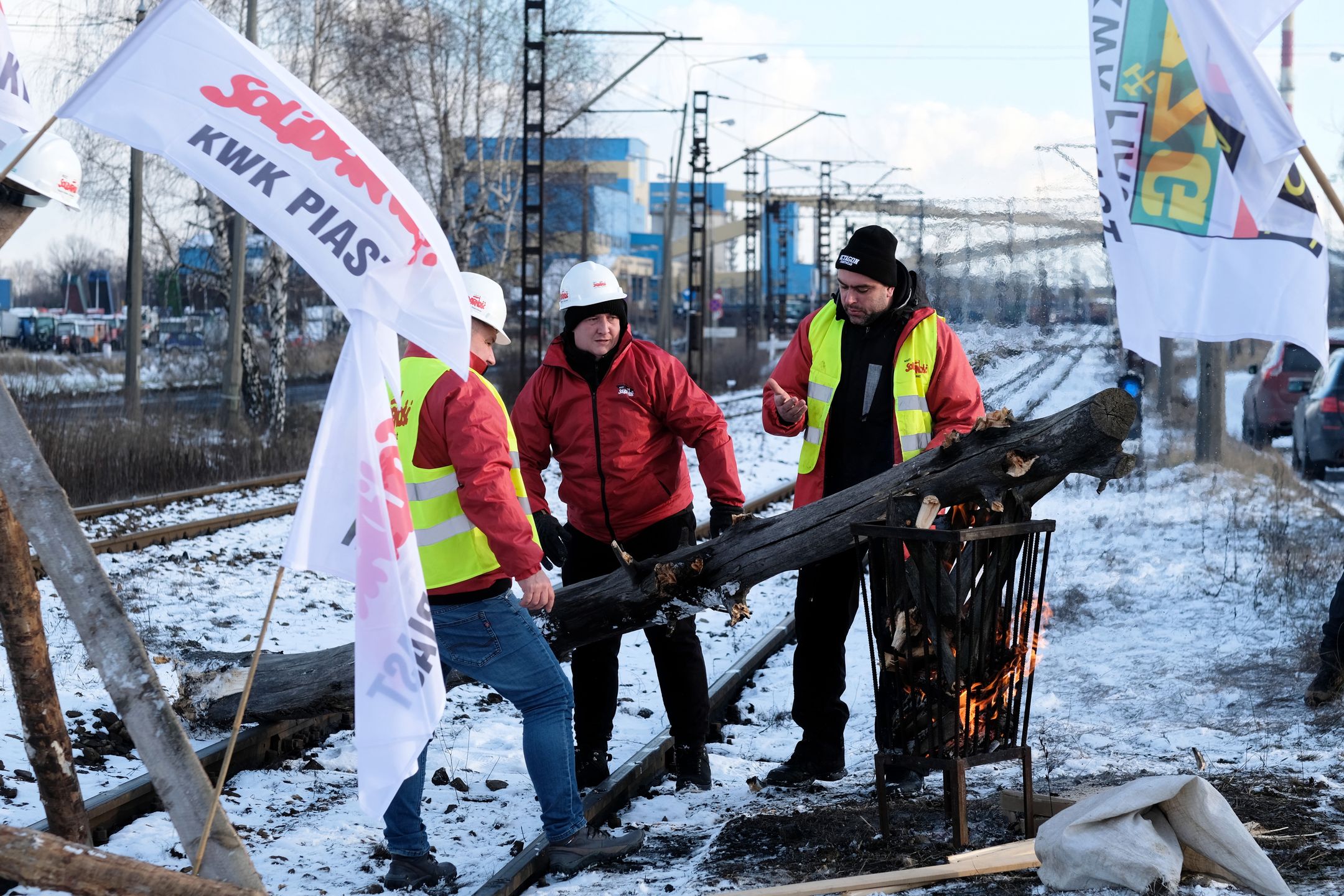 Na zdjęciu górnicy blokujący tory w czasie grudniowego protestu