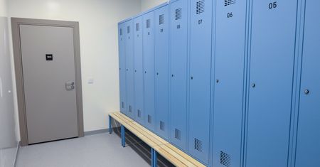 Miał podglądać uczennice i jedną zgwałcić. Akt oskarżenia wobec wuefisty