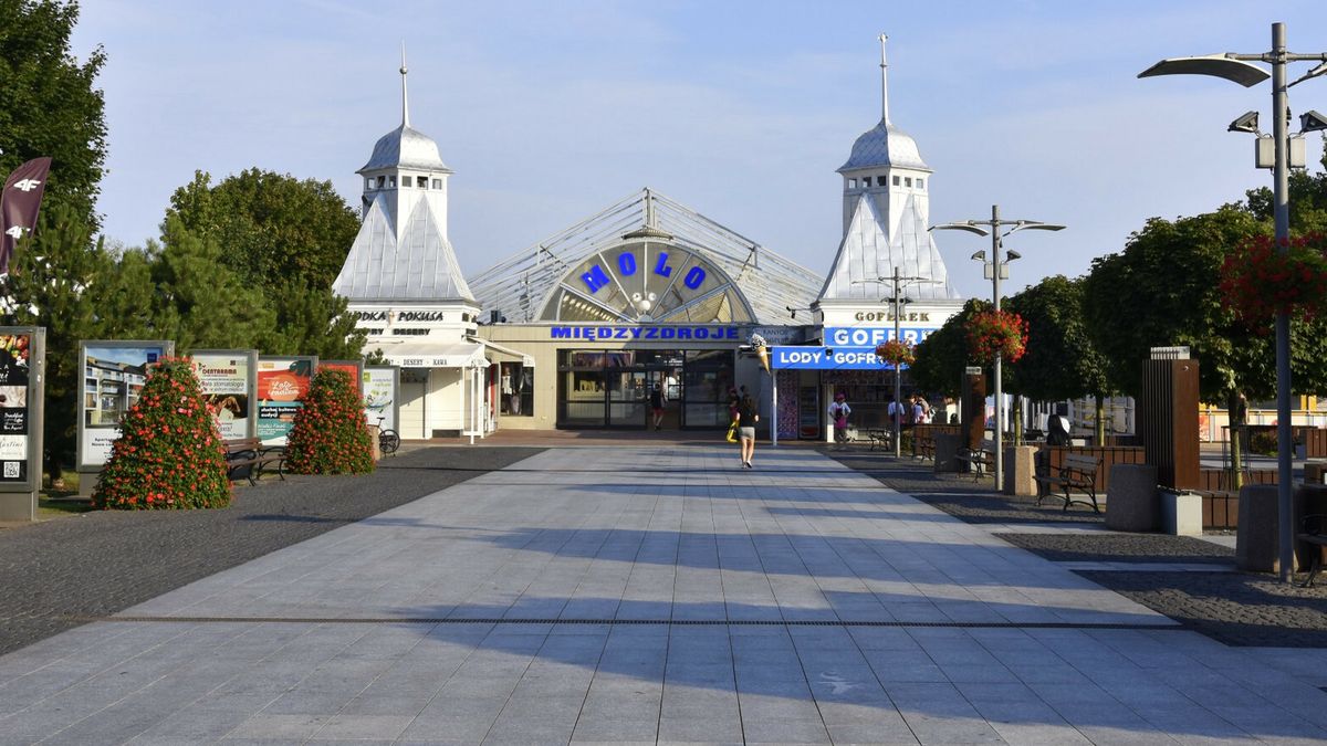 Polskie miasta Albin MarciniakPHOTO: ALBIN MARCINIAK / EAST NEWS Miedzyzdroje, wakacje w Miedzyzdrojach, miejsca do zwiedzania, zwiedzanie Miedzyzdrojow, lato nad Baltykiem w Miedzyzdrojach n/z wejscie na molo w MiedzyzdrojachAlbin Marciniak