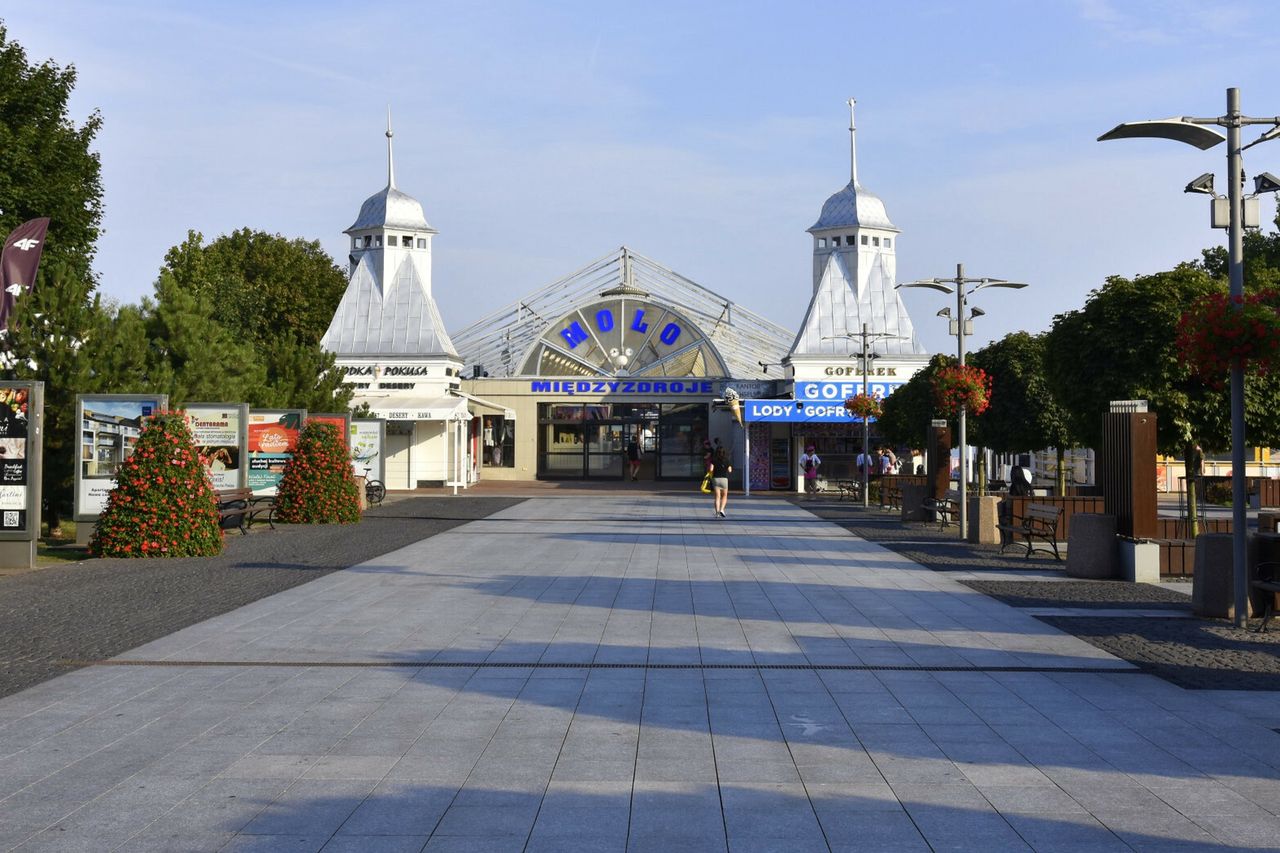 Hałas i huk nad morzem. Turyści uciekają. "Wszystkie talerze drżą"