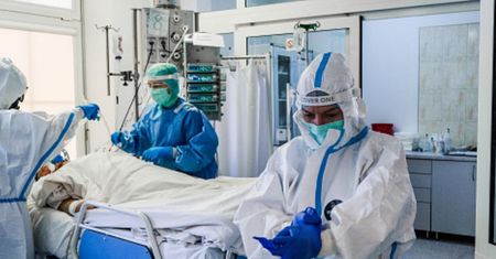 Koronawirus. Ostre poprzeczne zapalenie rdzenia kręgowego nowym powikłaniem COVID-19. Prof. Rejdak: "może wiązać się z ciężkim kalectwem"