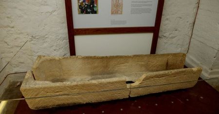Rodzice chcieli zrobić zdjęcie z dzieckiem w muzeum. Zniszczyli 800-letnią trumnę