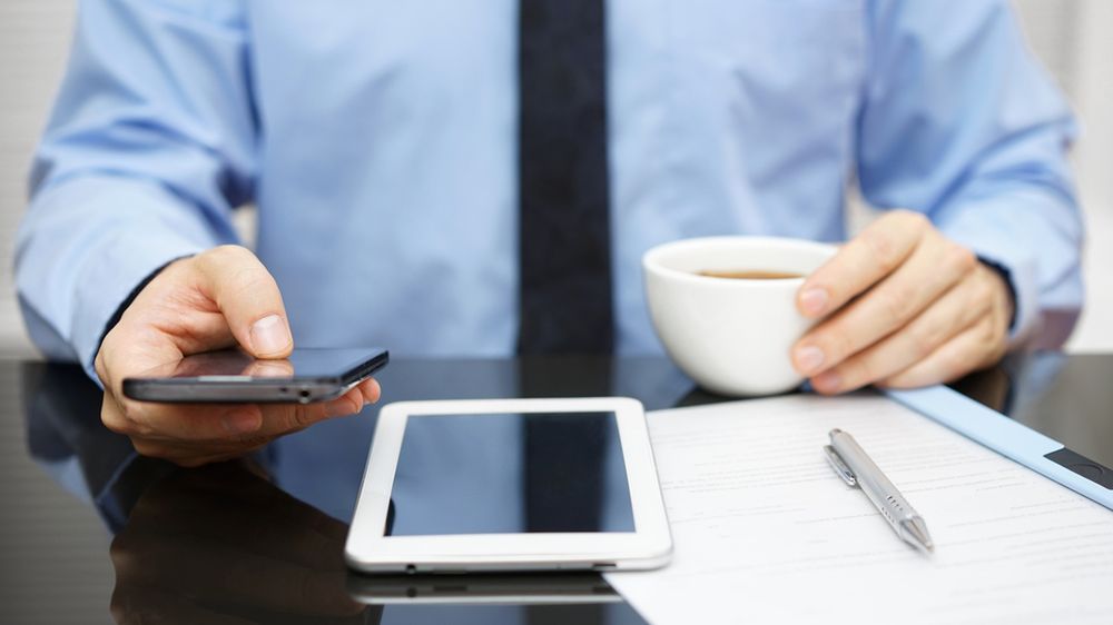 Sprawdzacie ciągle Facebooka podczas oficjalnych spotkań? Nie jesteście sami! 1