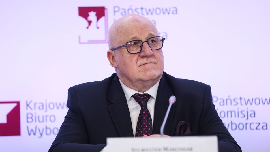 Warszawa, 08.04.2024. Wybory samorządowe 2024. Przewodniczący Państwowej Komisji Wyborczej Sylwester Marciniak podczas konferencji prasowej w Warszawie, 8 bm. Konferencja dot. wyników I tury wyborów samorządowych, która odbyła się 7 bm. (amb) PAP/Leszek Szymański