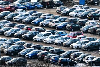 Używane elektryki tanieją na potęgę. Chętnych brak. Oto powód