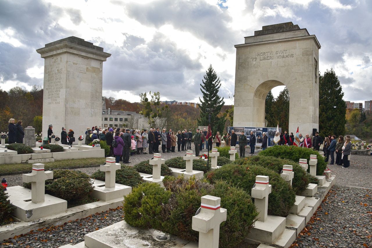 Rozbłysły m.in. we Lwowie. 40 tys. zniczy na polskich cmentarzach