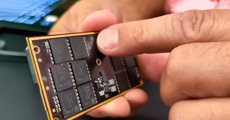 Pierwszy test nowych pamięci DDR5 CAMM2. Niektórzy będą rozczarowani
