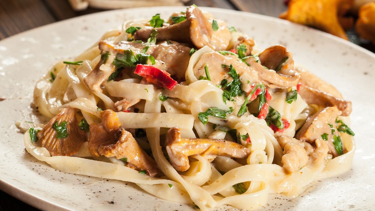 Prosty i pyszny makaron z kurkami i kurczakiem