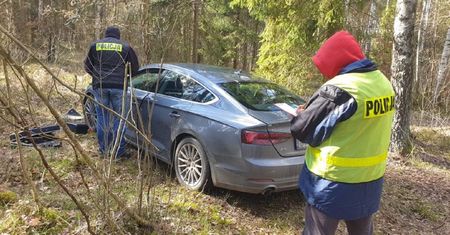 Odpalony silnik i zakryte reflektory. Policjanci zajrzeli do środka