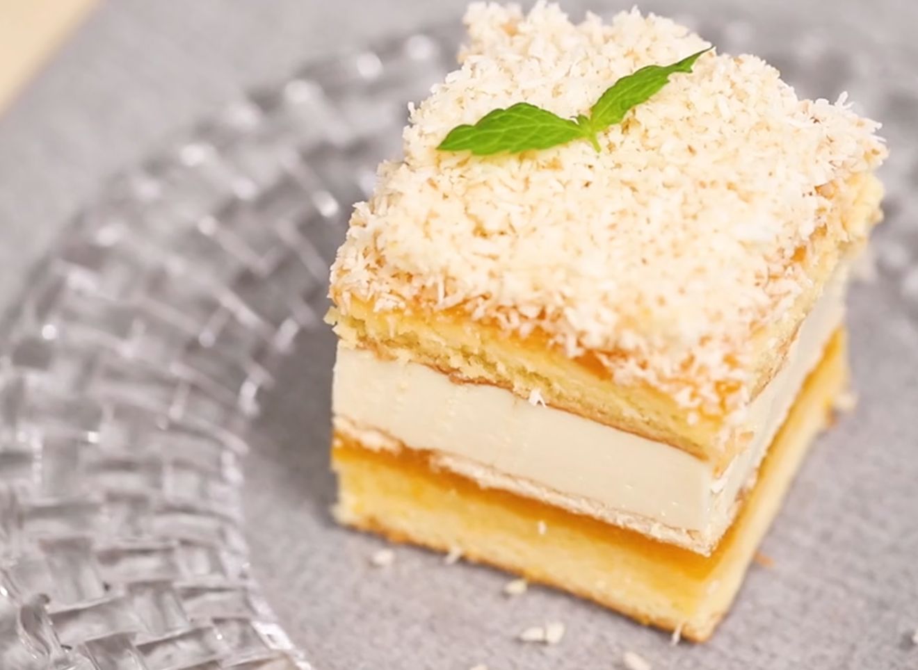 Warstwowe ciasto Wenus z brzoskwiniami zniknie w parę chwil