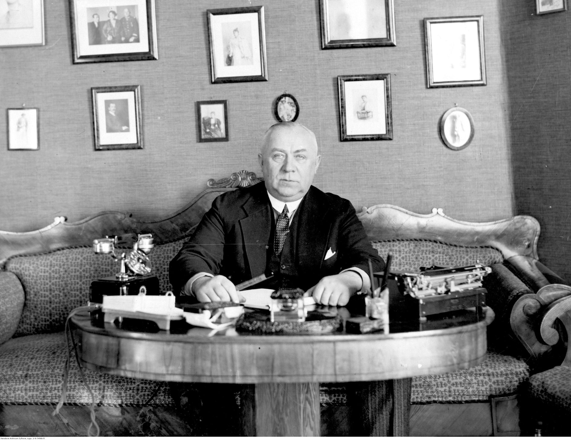 Stefan Ossowiecki w swoim mieszkaniu.