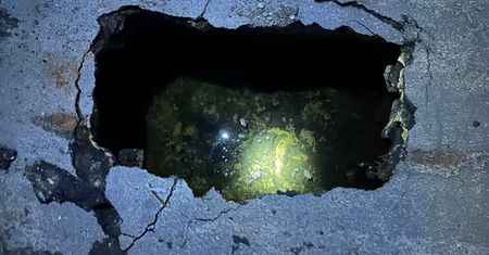 To nie fotomontaż. Utknęli w wyrwie. Od razu wdrożono plan B