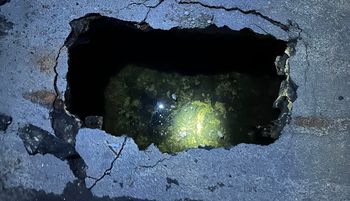 To nie fotomontaż. Utknęli w wyrwie. Od razu wdrożono plan B