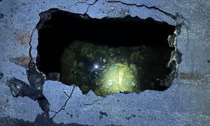 To nie fotomontaż. Utknęli w wyrwie. Od razu wdrożono plan B