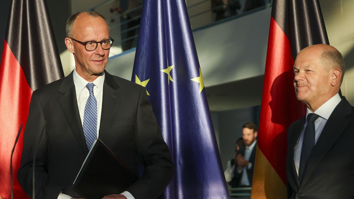 Newly elected German Chancellor Friedrich Merz (L) and his predecessor Olaf Scholz (R) attend a handover ceremony at the Chancellery in Berlin, Germany, 06 May 2025. The new German government is expected to be formed between the Union parties of Christian Democratic Union (CDU) and Christian Social Union (CSU) and the coalition partner Social Democratic Party (SPD). EPA/FILIP SINGER Dostawca: PAP/EPA.
