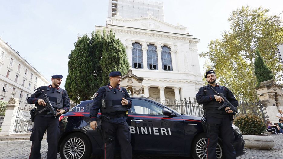 Policja patroluje najpopularniejsze miejsca w Rzymie
Carabinieri (Italian paramilitary police) officers patrol the area next to the Synagogue, in Rome Tuesday, Oct. 17, 2023 following a heightened alert level in recent days. (Cecilia Fabiano/LaPresse via AP)
Cecilia Fabiano