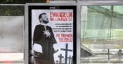 Plakaty z Łukaszem Szumowskim na przystankach. Policja zatrzymała kolejną osobę