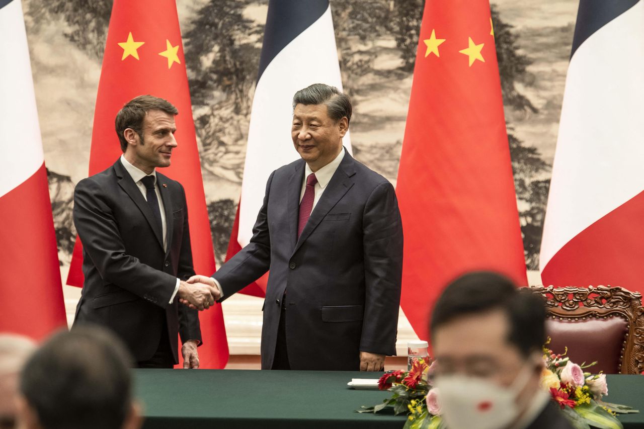 Macron i Xi pracują nad tajnym planem. Negocjacje ws. Ukrainy?
