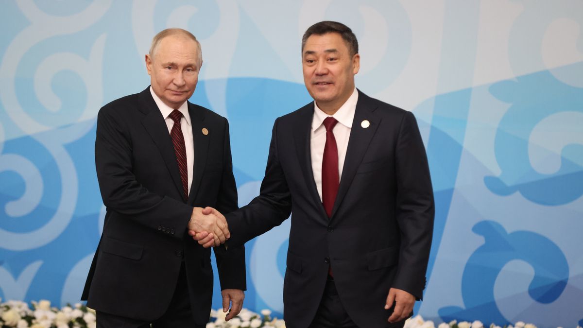 Władimir Putin i prezydent Kirgistanu Sadyr Dżaparow podczas szczytu byłych krajów Wspólnoty Niepodległych Państw