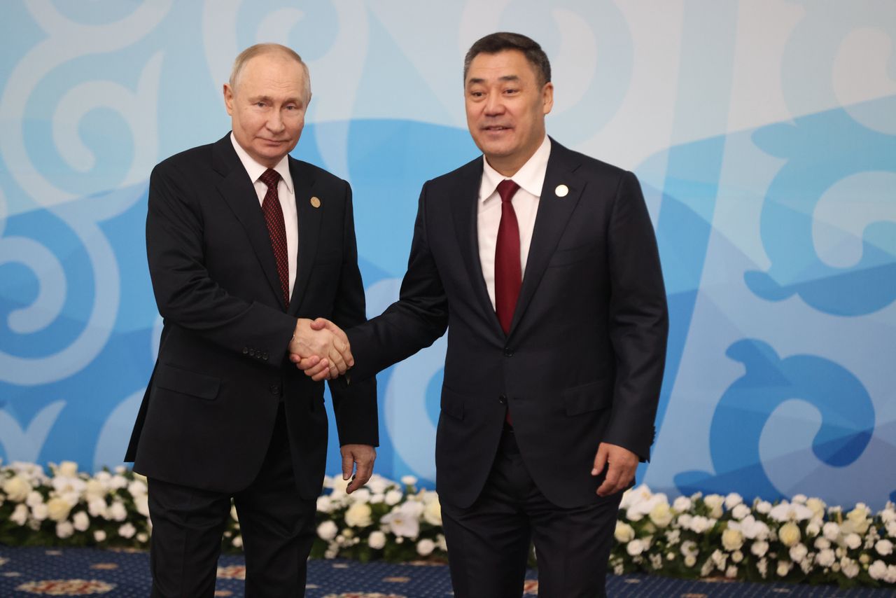 Vladimir Putin and the President of Kyrgyzstan, Sadyr Japarov, during the summit of former countries of the Commonwealth of Independent States in October 2023.