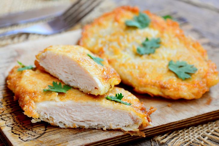 Zapomnij o tradycyjnej panierce – dwa składniki i kotlet smakuje jak z najlepszej restauracji