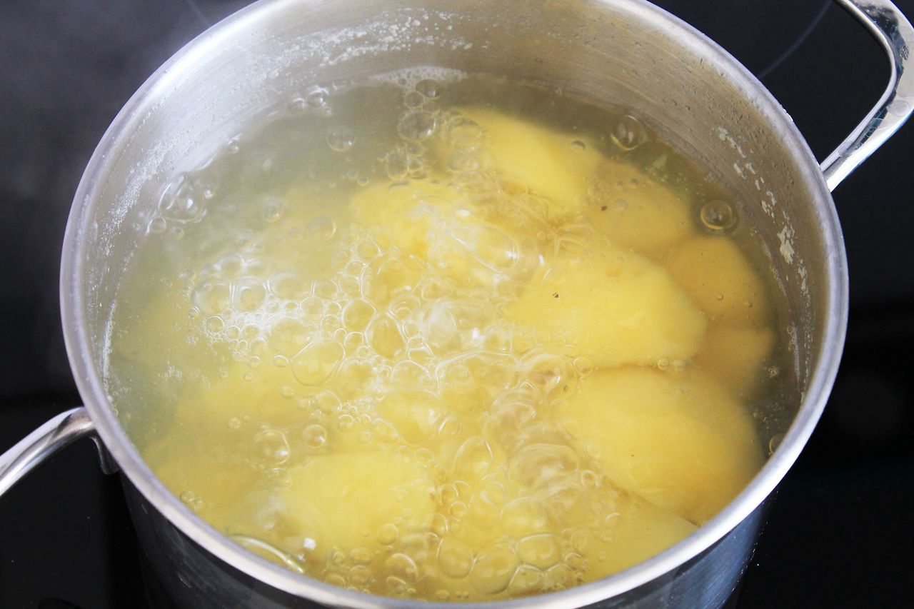 Wlej dwie łyżki do gotujących się ziemniaków. Będą lepsze