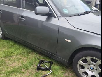 Wypadek w Iłowie. Mechanik przygnieciony przez auto