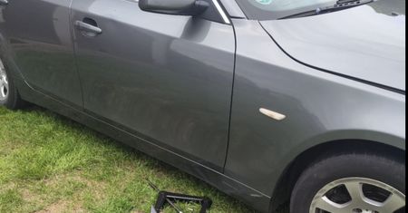Osunął się podnośnik? Auto przygniotło mężczyznę