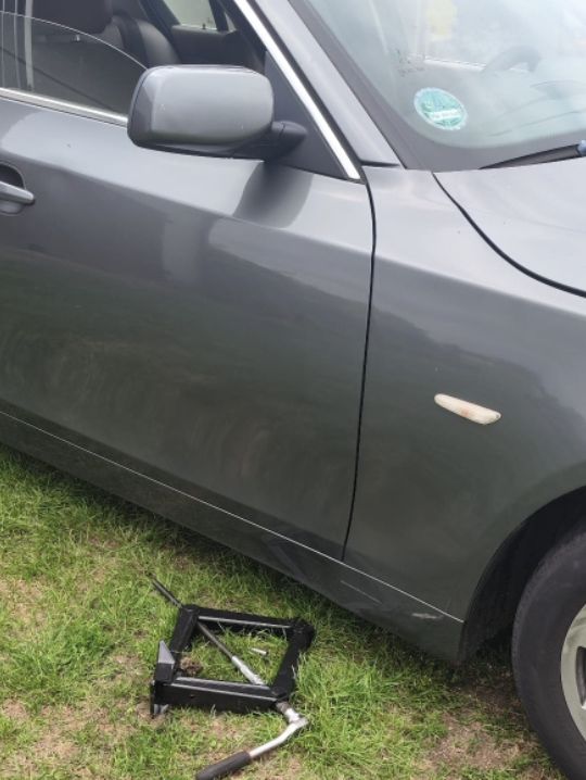 Wypadek w Iłowie. Mechanik przygnieciony przez auto