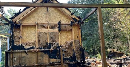 Pożar domu w Kazimierzu Dolnym. Budynek spłonął doszczętnie. Dom opalano piecem na drewno