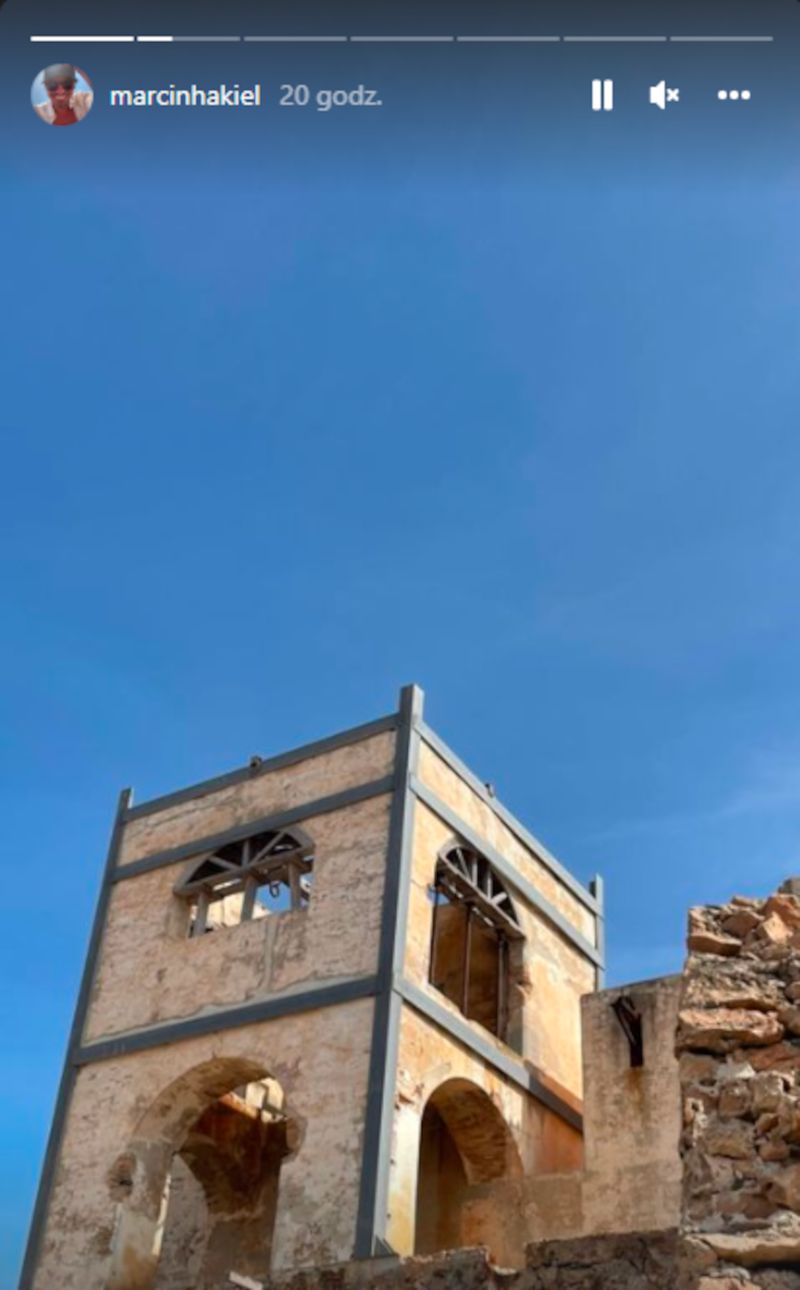 Marcin Hakiel z uśmiechem na ustach wypoczywa na wakacjach. Tylko pozazdrościć? 