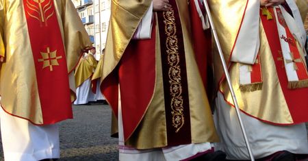 Czy księża korzystali z aplikacji dla gejów? Raporty nie pozostawiają złudzeń