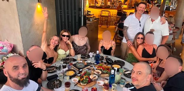 Małgorzata Rozenek, Radek Majdan, Chodakowska z mężem i Gortatowie DRINKUJĄ w knajpie ZA GRANICĄ. Fajną ekipę zmontowali? (ZDJĘCIA)