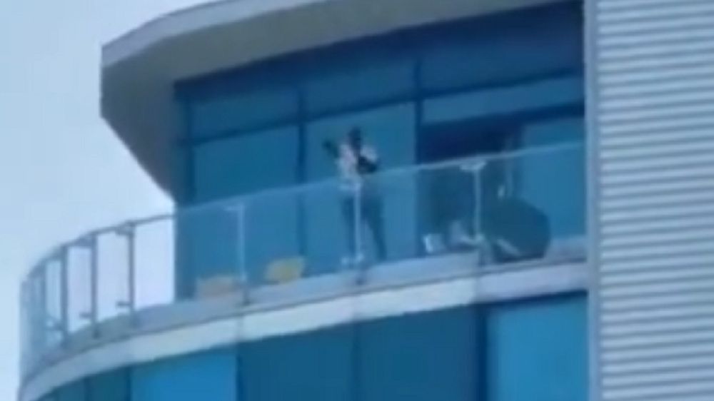 Mężczyzna strzelał ze swojego balkonu. 