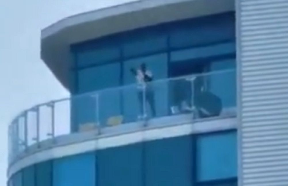 Mężczyzna strzelał ze swojego balkonu. 