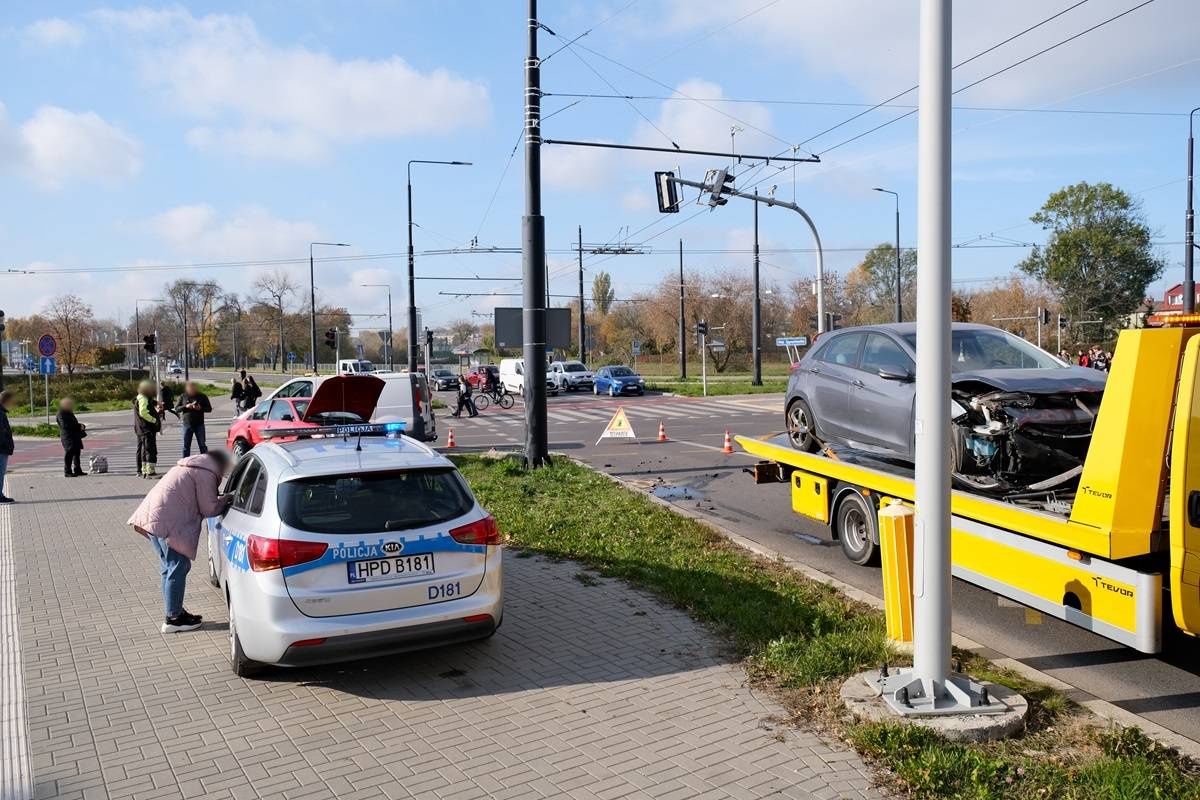 Zderzenie hyundaia z audi na rondzie Lubelskiego Lipca '80 przy Gali
