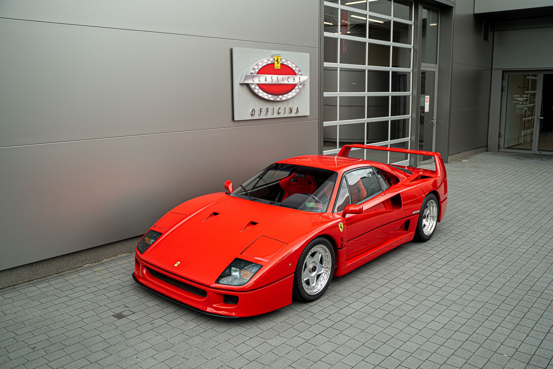 Ferrari F40 w Ferrari Katowice (1990)