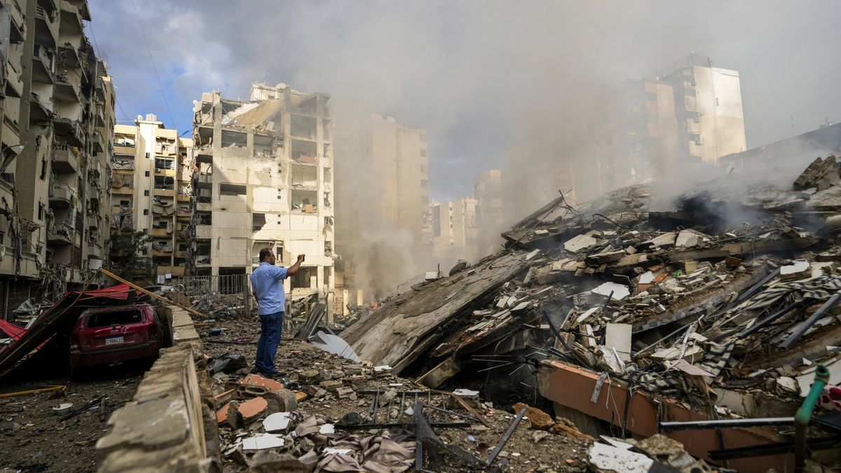 Izraelski atak na Liban
A man documents the damaged buildings at the site of an Israeli airstrike in Beirut's southern suburb, Lebanon, Tuesday, Oct. 1, 2024. (AP Photo/Hassan Ammar)
Hassan Ammar