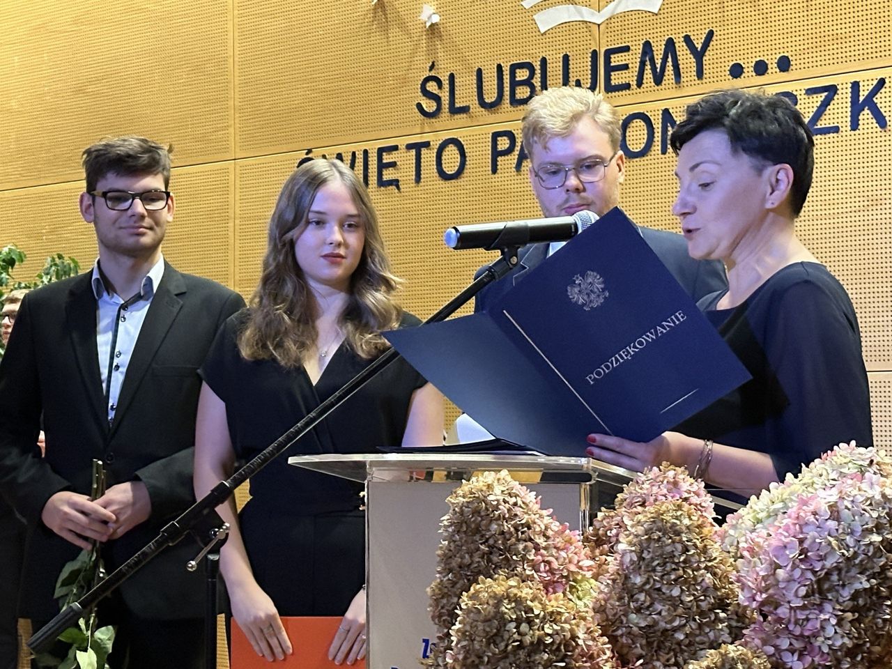 Kleszczów: Ślubowanie klas pierwszych i Dzień Edukacji Narodowej w zespole szkół. Obchodzono też Dzień Patrona