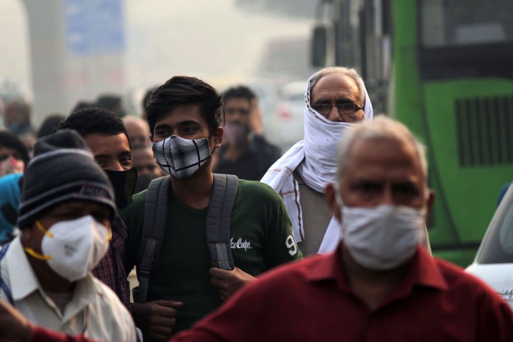 Eksperci zalecają mieszkańcom Indii chodzenie w maseczkach ochronnych 