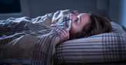 Budzisz się w nocy i nie jesteś w stanie się poruszyć? Tak objawia się "zmora nocna"