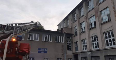 Pożar przy ul. Spokojnej w Lublinie. Budynek dawnej szkoły palił się w nocy