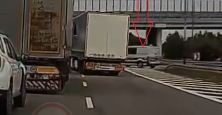 Policja blokuje pas. Kontrowersyjne nagranie w sieci