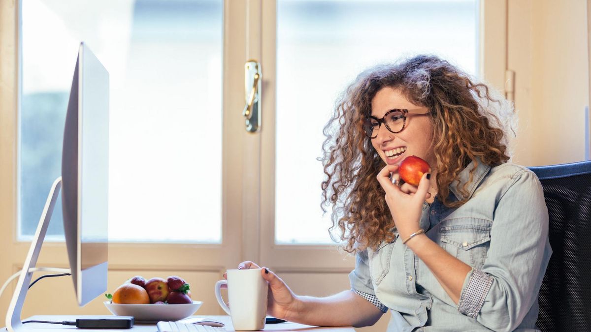 Krosta na czubku języka może być spowodowana jedzeniem nieumytych owoców.